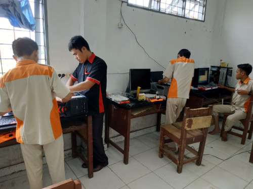 Kegiatan Praktikum Tehnik Komputer jaringan Smkn 13 Medan