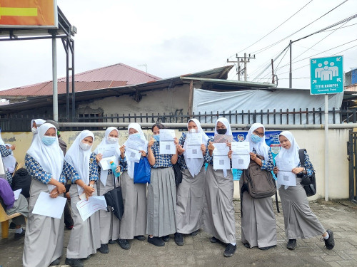 GURU DAN SISWA-I SMK NEGERI 13 MEDAN MENGIKUTI PROGRAM VAKSINASI COVID-19